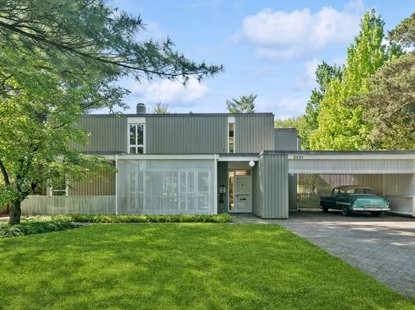 2801 Iroquois Rd, Wilmette, IL 60091