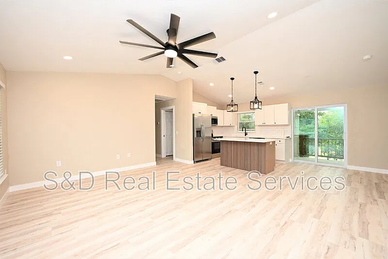 3 bed, 2.0 bath, 1228 sqft, $1,860 — Photo 4