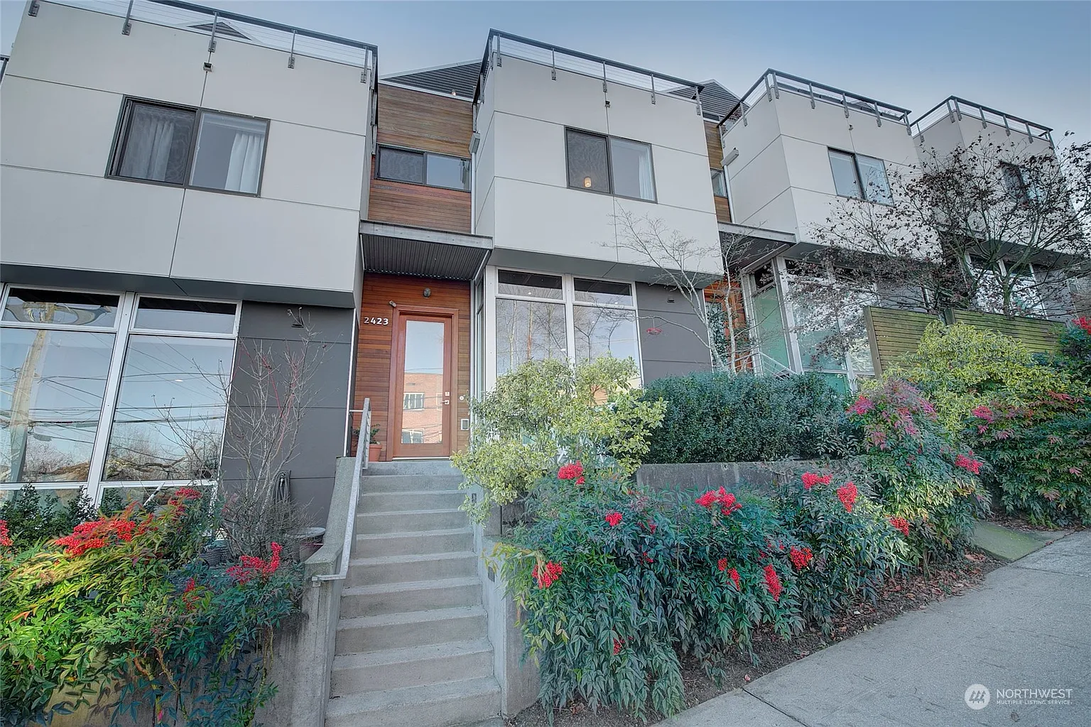2423 E Denny Way photo 1