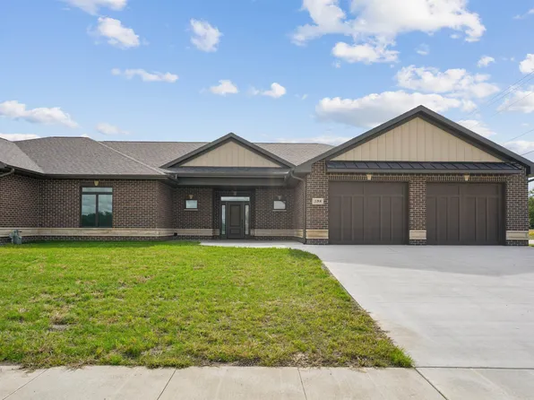 598 Lake Shore Dr, Dyersville, IA 52040