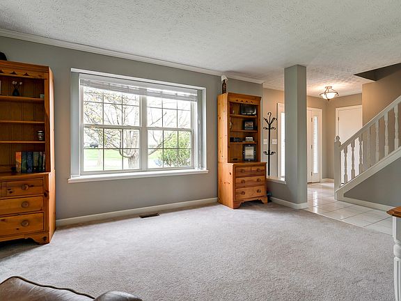 5th image of 335 Sherwood Meadows Dr