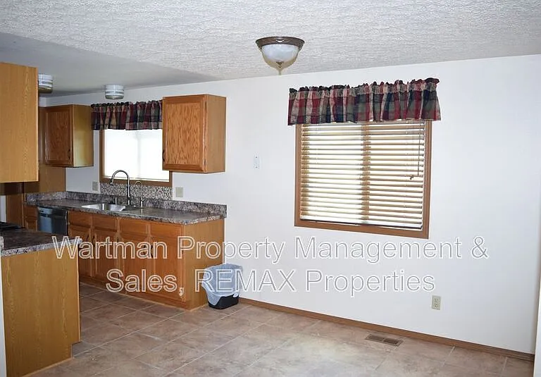 2860 Frazier Ln — Photo 8