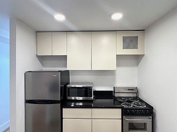 4th image of 207 E 37th St APT Be