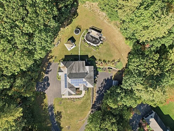 4th image of 429 Wanoosnoc Rd