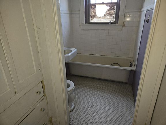 5th image of 214 S Fredonia St #8