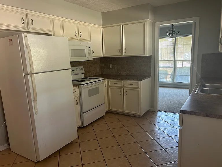 1810 Spring Valley Dr — Photo 3