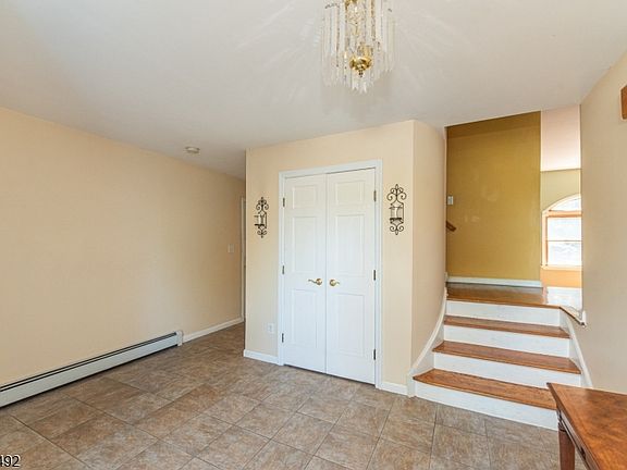 3rd image of 44 Molinari Dr