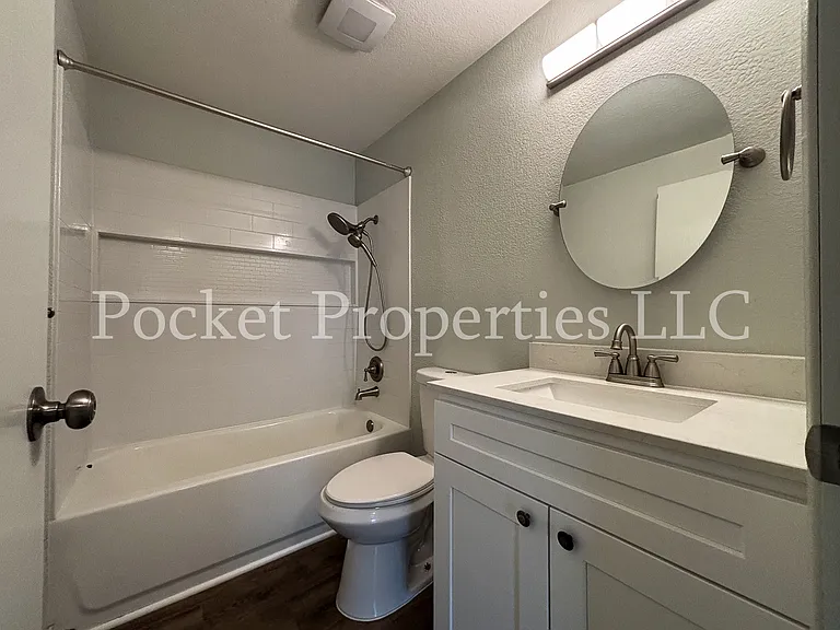 Upstairs full bathroom