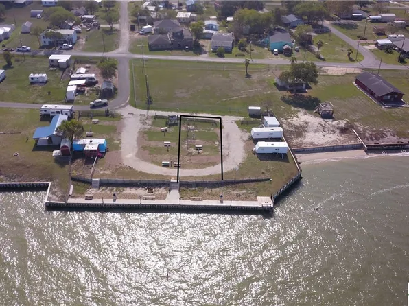 2 Bayfront Ln, Pt Lavaca, TX 77979