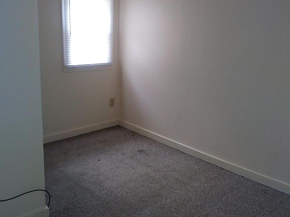 5th image of 439 Adrian Dr