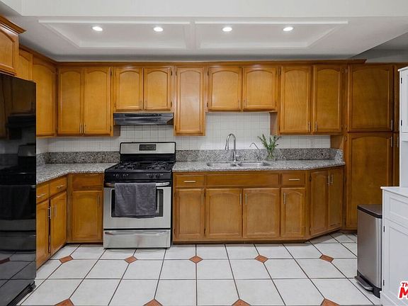 5th image of 2822 S La Salle Ave