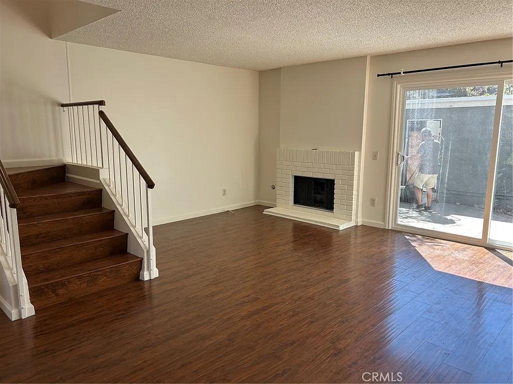 2 bed, 1.5 bath, 1179 sqft, $2,300 — Photo 4