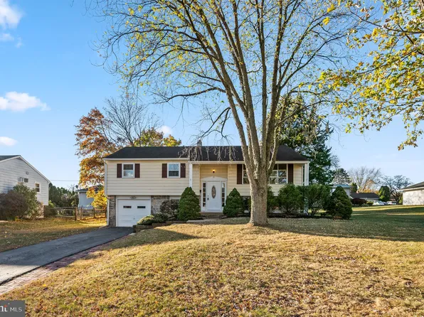 206 Hickory Ln, Douglassville, PA 19518