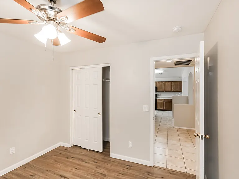 5704 S 32nd Dr — Photo 13