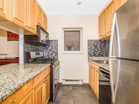 3rd image of 3800 Blackstone Ave APT 4N