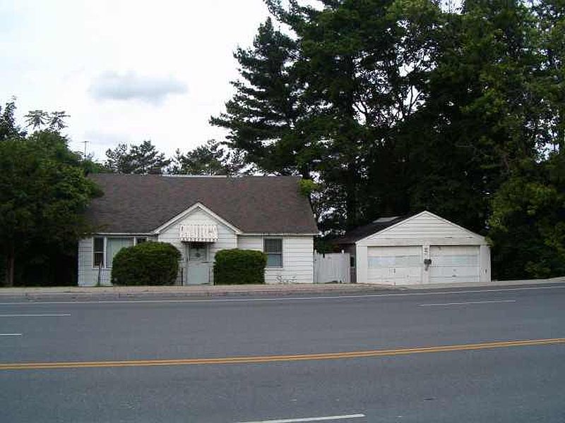 4th image of 635 VANDENBURG Avenue