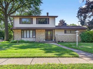 2882 Fairhaven Rd, Davenport, IA 52803