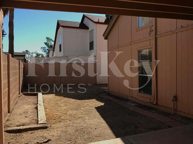 526 E Topeka Dr — Photo 21