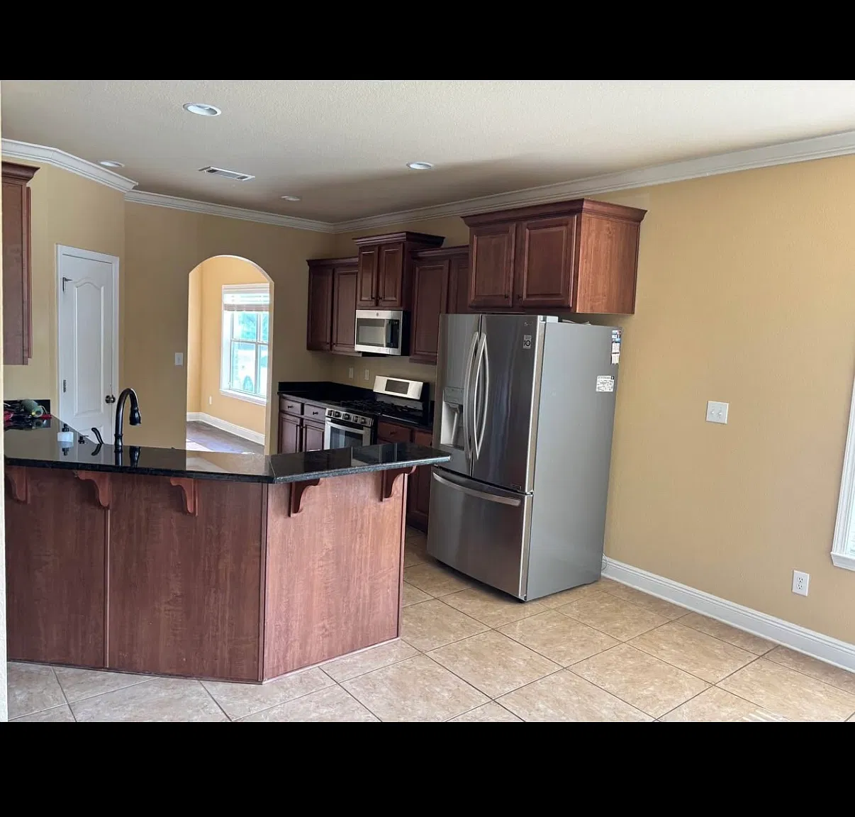 5 bed, 2.5 bath, 2900 sqft, $3,200 — Photo 3