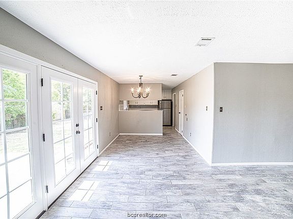 3rd image of 28 Sara Ln