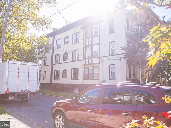 4th image of 230 Woodbine St
