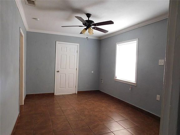 4th image of 404 Hayes Ct