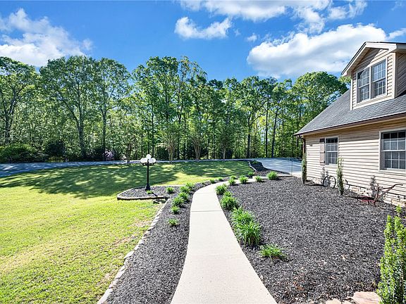 4th image of 223 Brooks Dr