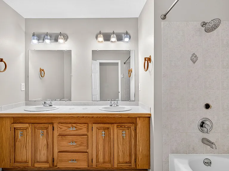 3105 Saint Clair Ave — Photo 37