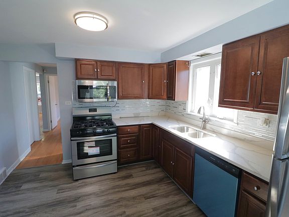 4th image of 2654 W 99th St