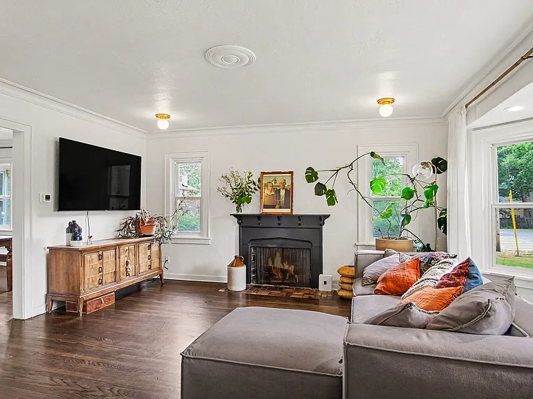 1154 E Chippewa Dr SE — Photo 5