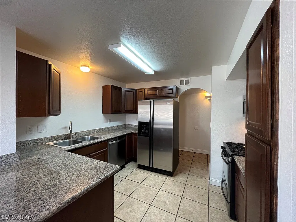 3 bed, 2.0 bath, 1212 sqft, $1,400 — Photo 2