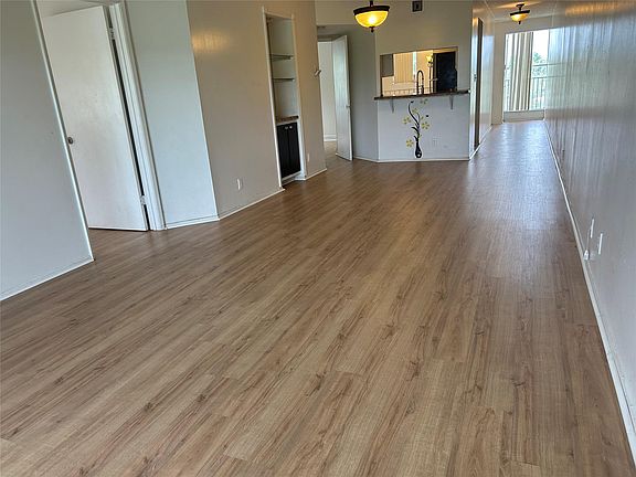 4th image of 2823 N COURSE Drive #201
