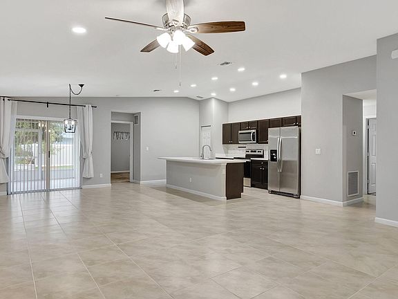 3rd image of 577 NW Floresta Drive