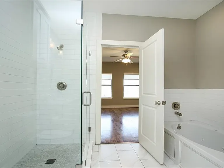 2529 Calumet St — Photo 33