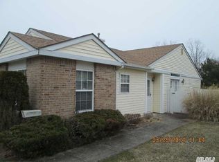 1 Pheasant Trl, Coram, NY 11727