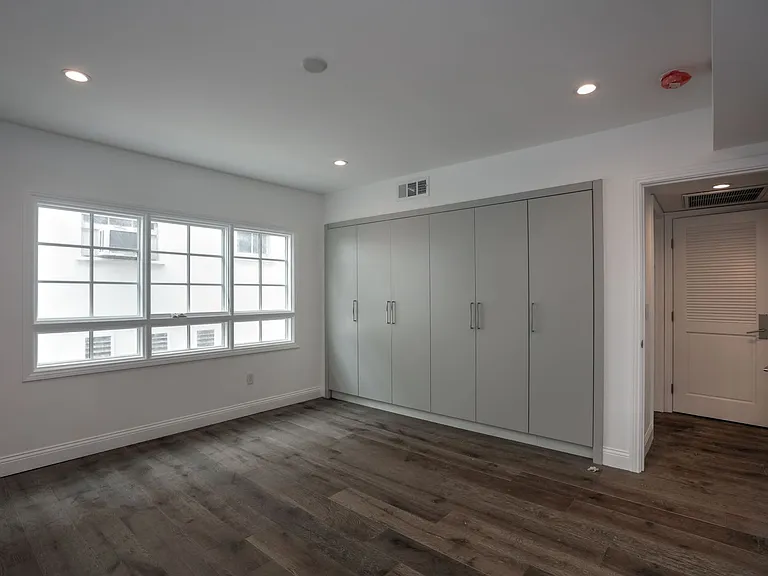 1105 Alta Loma Rd — Photo 13