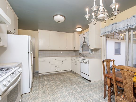 5th image of 654 Barneson Ave