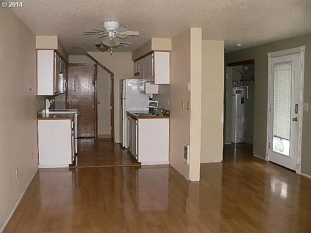 3 bed, 2.5 bath, 1324 sqft, $1,895 — Photo 3