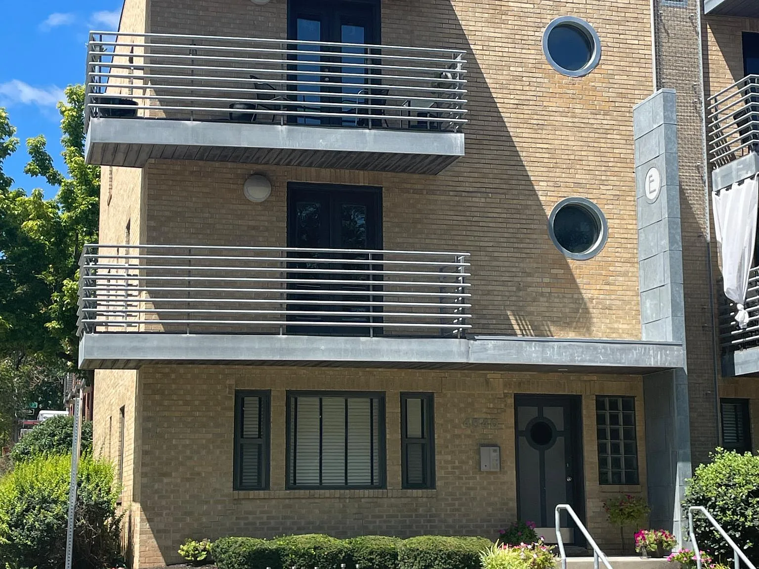 4540 Broadway — Photo 1