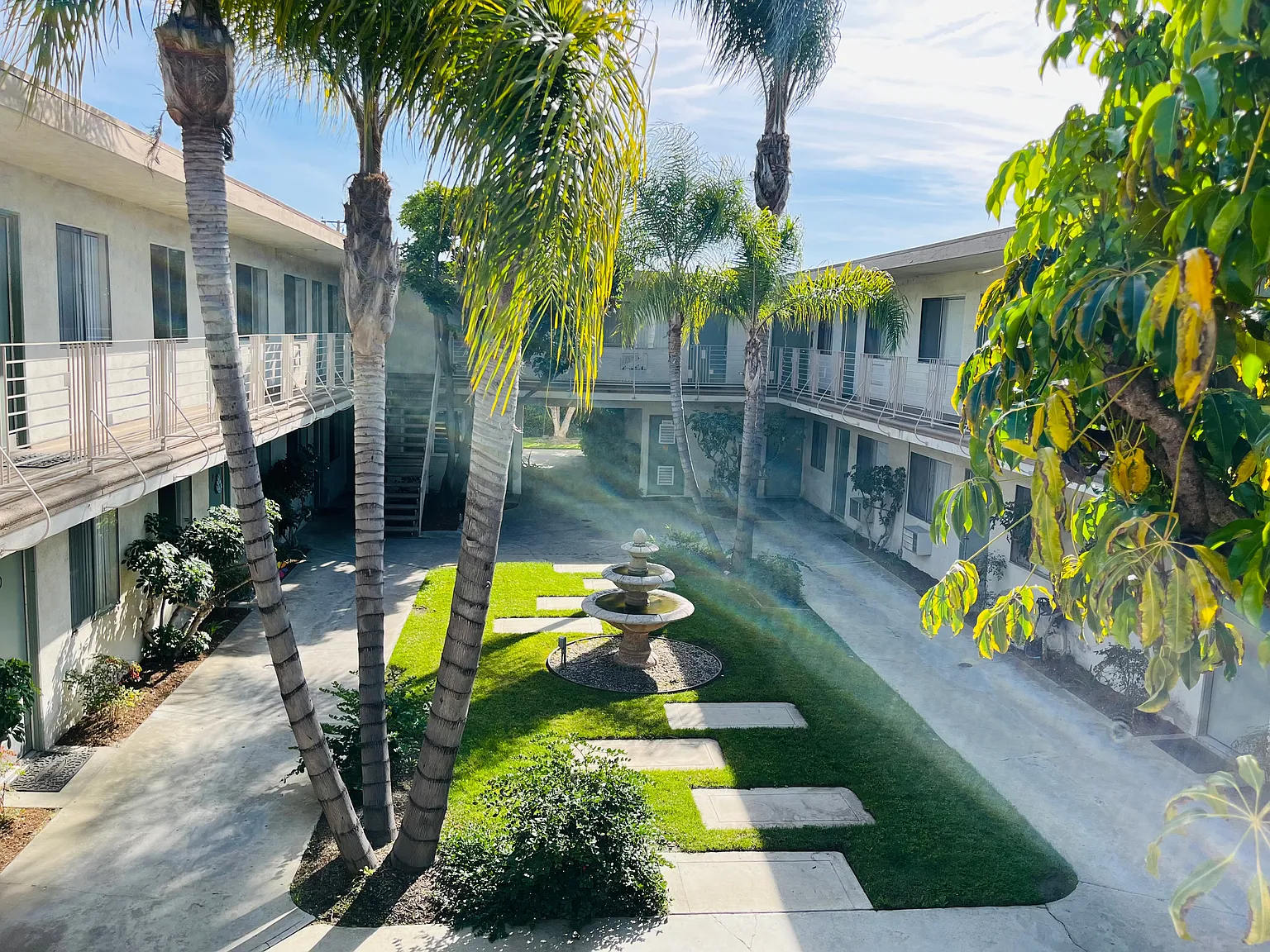 Tropical Breeze Apartments — Photo 4