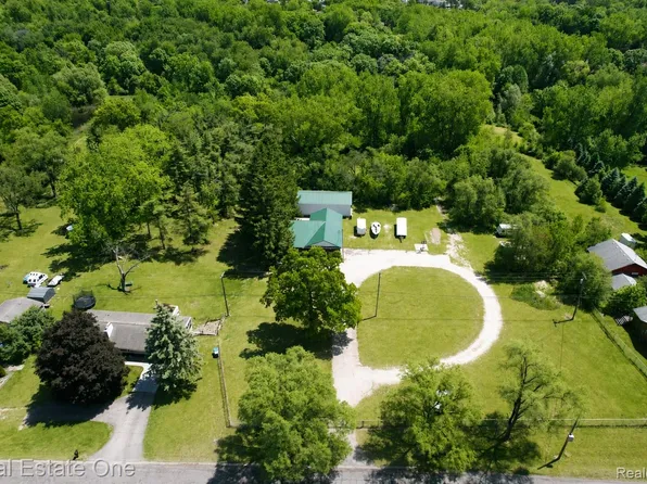 1325 S Hospital Rd, Waterford, MI 48327