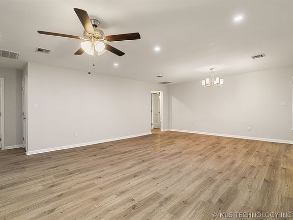 5th image of 927 Rolling Wood Hills Dr
