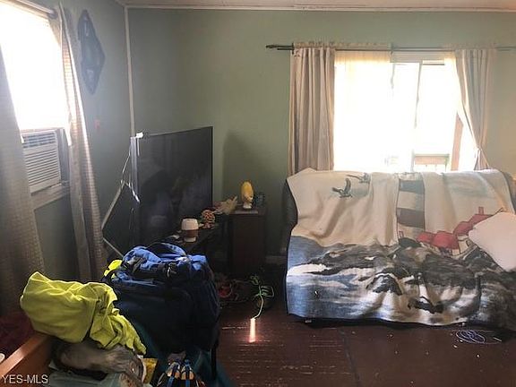 3rd image of 375 Roosevelt Ave
