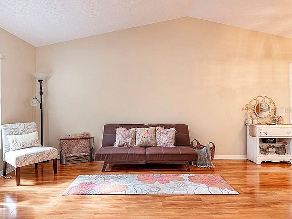 4th image of 102 Arbor Dr E