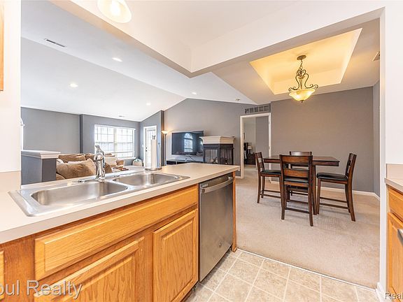 3rd image of 11698 Farmington Rd