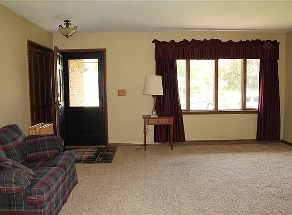 5th image of 907 Laramie Ln