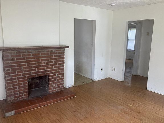 4th image of 102 Rosemary Ave