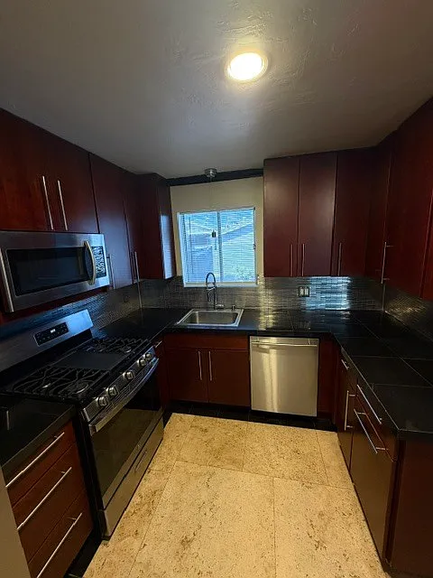 3 bed, 2.0 bath, 1536 sqft, $2,400 — Photo 3