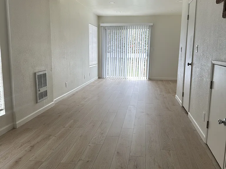 201 S Ventura Rd #6 — Photo 3