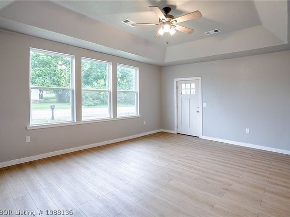 5th image of 104 W Howard St
